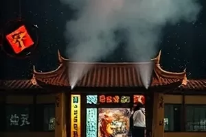 《逆风奔跑》青春剧封面,操场跑道与逆光少年