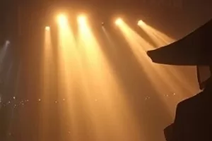 《第七次搬家》家庭剧封面,纸箱与楼道