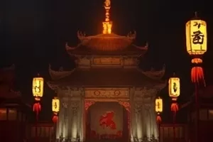 《代码之外》职场剧封面,深夜工位与屏幕